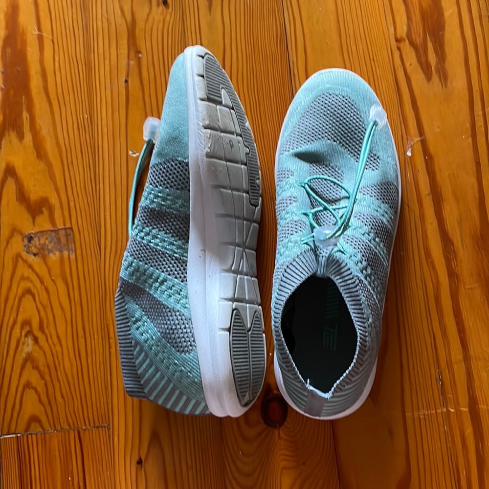 NEVER WORN TZ running shoes (size: 8)